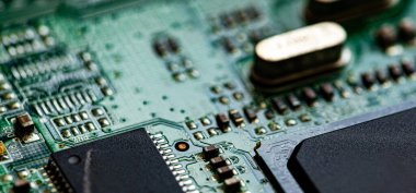 Modem yönlendiricisinin PC devre kartındaki bileşenleri ve mikroçipleri kapat