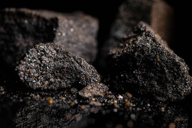 Macro, siyah yansıtıcı arka planda izole edilmiş hammadde platin ve krom kaplama kaya görüntüsünü kapat