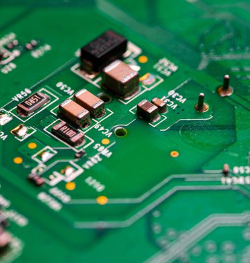 Modem yönlendiricisinin PC devre kartındaki yazdırılmış kabloları kapat