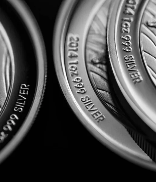 Macro Close Van Silver Bullion Coin Een Zwarte Spiegel Achtergrond — Stockfoto