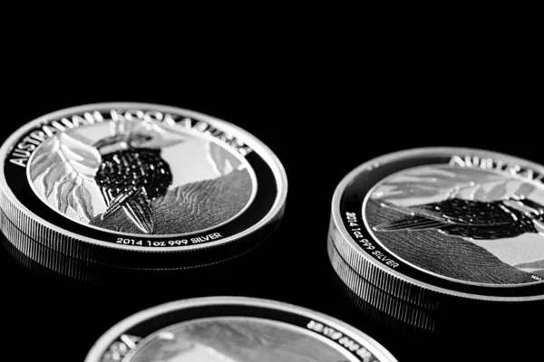 Macro Primer Plano Moneda Lingotes Plata Sobre Fondo Espejo Negro —  Fotos de Stock