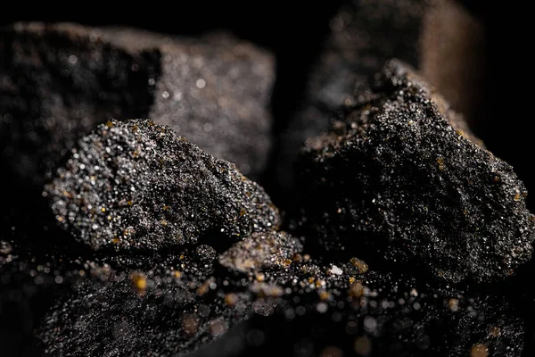 Macro, siyah yansıtıcı arka planda izole edilmiş hammadde platin ve krom kaplama kaya görüntüsünü kapat