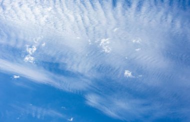 Cape Town Güney Afrika üzerinde dramatik mavi gökyüzünde Cirrus ve Stratus bulutları