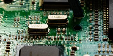Modem yönlendiricisinin PC devre kartındaki bileşenleri ve mikroçipleri kapat