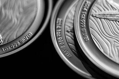 Macro Siyah ayna arkaplanındaki gümüş külçe sikkeyi kapat