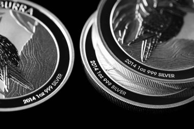 Macro Siyah ayna arkaplanındaki gümüş külçe sikkeyi kapat