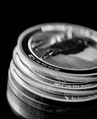 Macro Siyah ayna arkaplanındaki gümüş külçe sikkeyi kapat