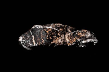 Makro, siyah yansıtıcı arka planda izole edilmiş hammadde Manganez Ore kayasının görüntüsünü kapat