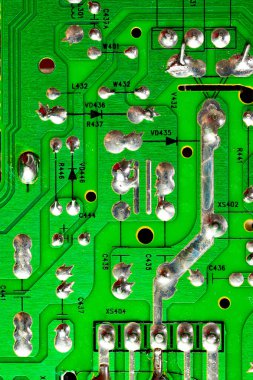 Eski yeşil PC devre kartındaki yazdırılmış kabloları kapat..