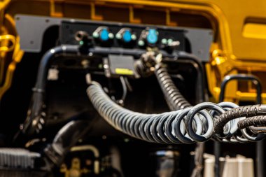 Kamyonetin arkasındaki spiral hortum borularını kapatın.