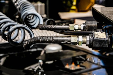 Cape Town, Güney Afrika - 17 Şubat 2022: Bir tır traktörünün arkasındaki spiral hortum borularını kapatın