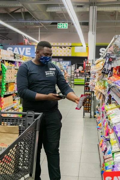 Kaapstad Zuid Afrika September 2021 Personeelslid Plukt Producten Van Plank — Stockfoto