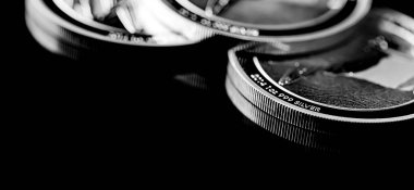 Macro Siyah ayna arkaplanındaki gümüş külçe sikkeyi kapat