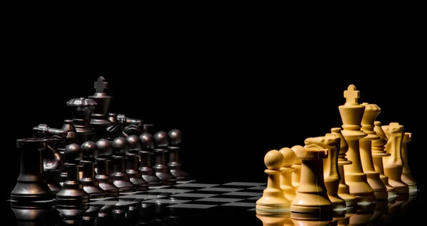 Крупный План Шахматных Фигур Зеркальной Поверхности Обычным Черным Фоном — стоковое фото