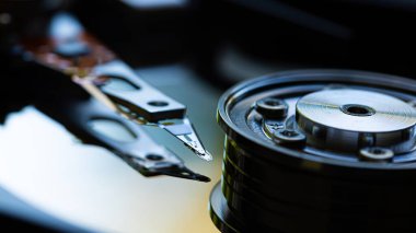 Macro, manyetik sabit disk sürücüsünün içine ayna yüzeyi ile yaklaş ve yazar başını oku
