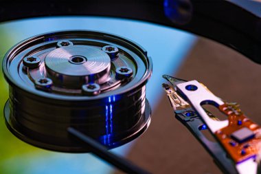 Macro, manyetik sabit disk sürücüsünün içine ayna yüzeyi ile yaklaş ve yazar başını oku