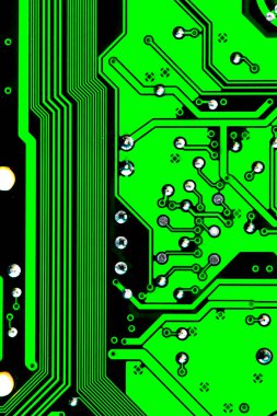 Yeşil PC devre kartındaki yazdırılmış kabloları kapat