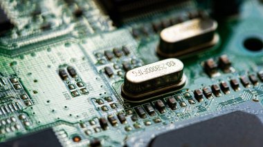 Modem yönlendiricisinin PC devre kartındaki bileşenleri ve mikroçipleri kapat