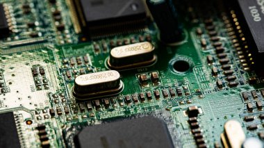 Modem yönlendiricisinin PC devre kartındaki bileşenleri ve mikroçipleri kapat