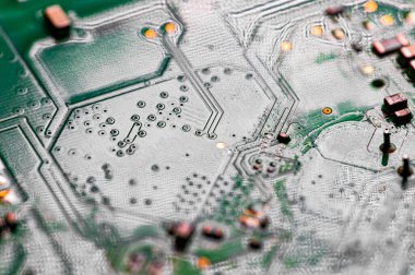 Modem yönlendiricisinin PC devre kartındaki yazdırılmış kabloları kapat