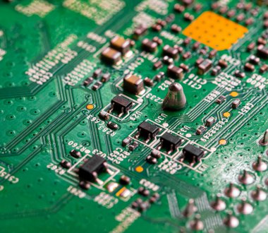 Modem yönlendiricisinin PC devre kartındaki yazdırılmış kabloları kapat