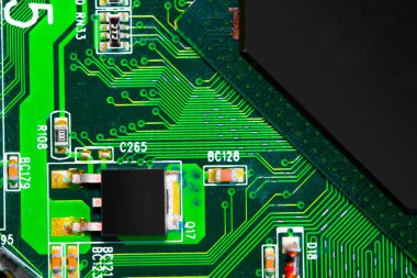 PC devre kartındaki bileşenleri ve mikroçipleri kapat