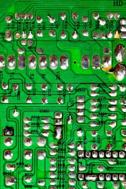Eski yeşil PC devre kartındaki yazdırılmış kabloları kapat..