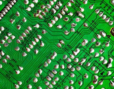 Eski yeşil PC devre kartındaki yazdırılmış kabloları kapat..