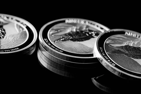 Macro Primer Plano Moneda Lingotes Plata Sobre Fondo Espejo Negro —  Fotos de Stock