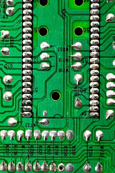 マクロ古い緑のPc回路基板上の印刷配線を閉じる — ストック写真
