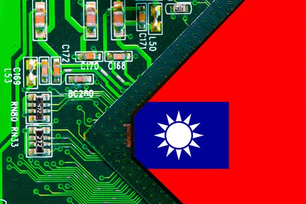 統合基板上のPcマイクロチップ上に重ね合わせた台湾国旗 — ストック写真