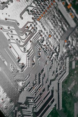 Modem yönlendiricisinin PC devre kartındaki yazdırılmış kabloları kapat