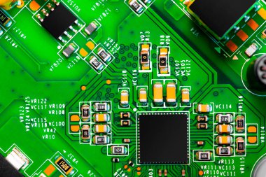 PC devre kartındaki bileşenleri ve mikroçipleri kapat