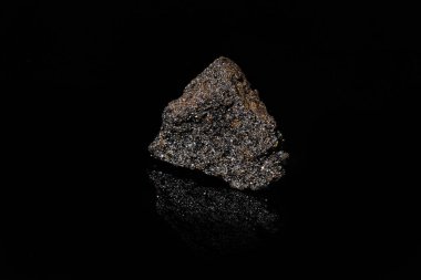 Macro, siyah yansıtıcı arka planda izole edilmiş hammadde platin ve krom kaplama kaya görüntüsünü kapat