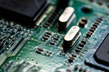 Modem yönlendiricisinin PC devre kartındaki bileşenleri ve mikroçipleri kapat