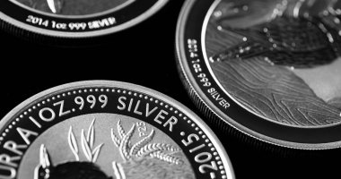 Macro Siyah ayna arkaplanındaki gümüş külçe sikkeyi kapat