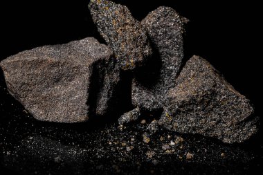 Macro, siyah yansıtıcı arka planda izole edilmiş hammadde platin ve krom kaplama kaya görüntüsünü kapat