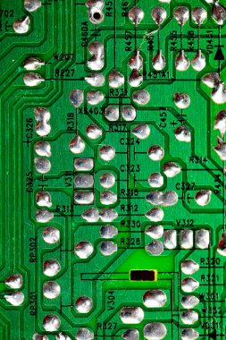 Eski yeşil PC devre kartındaki yazdırılmış kabloları kapat..