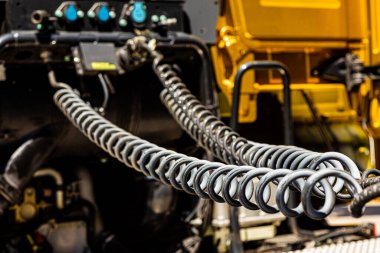 Kamyonetin arkasındaki spiral hortum borularını kapatın.