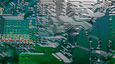 Modem yönlendiricisinin PC devre kartındaki yazdırılmış kabloları kapat