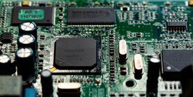 Modem yönlendiricisinin PC devre kartındaki bileşenleri ve mikroçipleri kapat