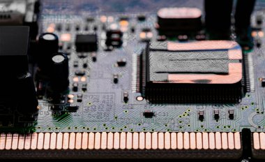 PC devre kartındaki bileşenleri ve mikroçipleri kapat