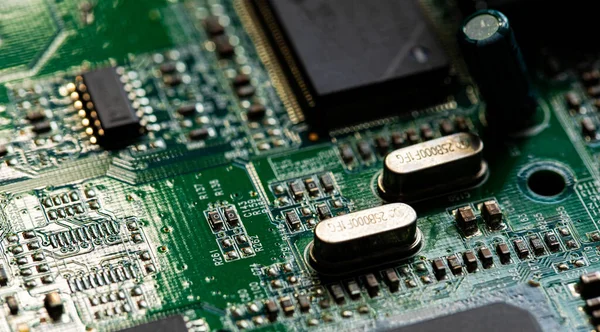 Modem yönlendiricisinin PC devre kartındaki bileşenleri ve mikroçipleri kapat