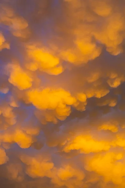 ケープタウン 南アフリカ上空の劇的な日没の空の積雲と成層雲 — ストック写真