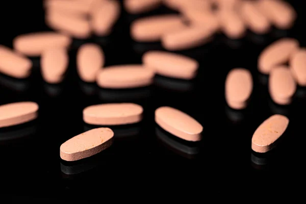 Makro Nahaufnahme Einer Multi Vitamin Tablette Auf Einem Reflektierenden Schwarzen — Stockfoto