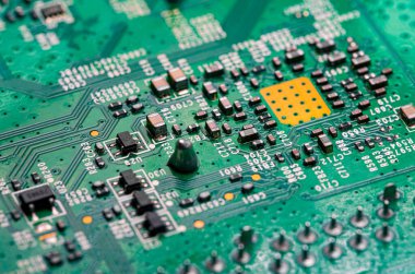 Modem yönlendiricisinin PC devre kartındaki yazdırılmış kabloları kapat