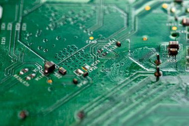 Modem yönlendiricisinin PC devre kartındaki yazdırılmış kabloları kapat