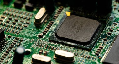 Modem yönlendiricisinin PC devre kartındaki bileşenleri ve mikroçipleri kapat