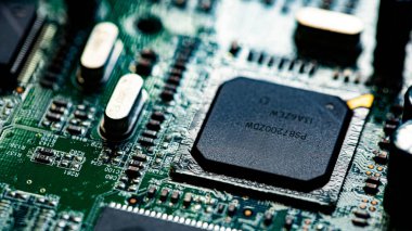 Modem yönlendiricisinin PC devre kartındaki bileşenleri ve mikroçipleri kapat