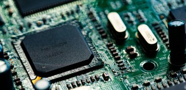 Modem yönlendiricisinin PC devre kartındaki bileşenleri ve mikroçipleri kapat
